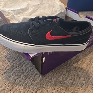 Nike Men’s Low-Top Canvas Sneakers in Black with Red Swoosh Mens 6 / Womens 7.5